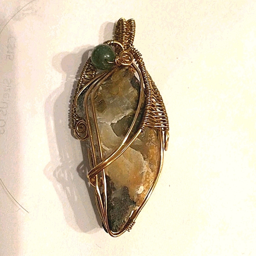 🇨🇦Beautiful Quartz Pendant
